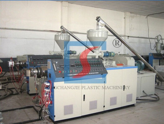 Twin Wytłaczarki Wood Plastic Wyciskanie Linia do panelu sufitowego