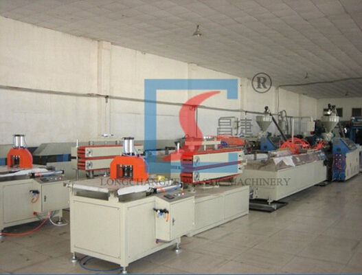 Twin Wytłaczarki Wood Plastic Wyciskanie Linia do panelu sufitowego